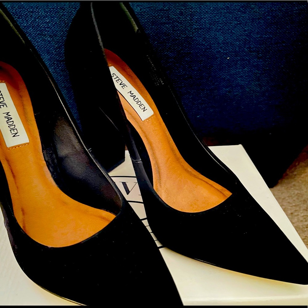 Never worn. Super chic, black suede, chunky heel pump. Size 8.